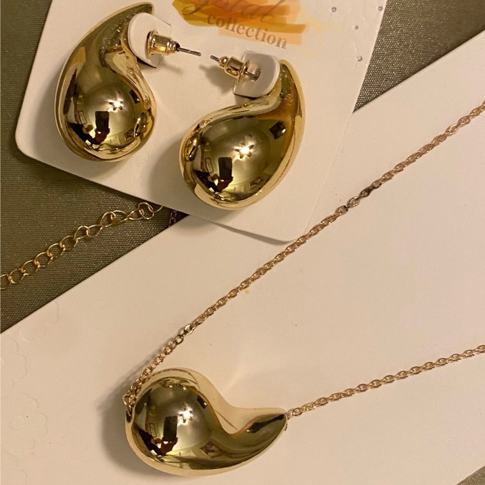 Gold or Silver Tear Drop Earring & Necklace Set